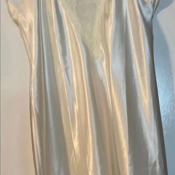 Lace Gown (Size M) - Picture 2 of 3